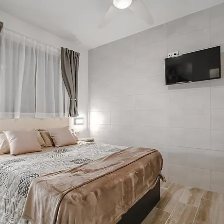 Lägenhet Fully Refurbished Holiday With Terrace